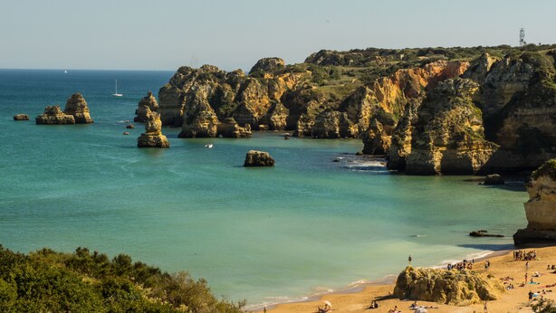 Un paisaje costero con acantilados rocosos y aguas turquesas cristalinas.