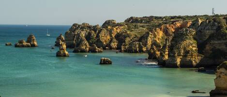 Beach nearby, sun loungers, beach towels