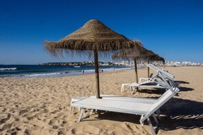 Plage à proximité, chaises longues, serviettes de plage