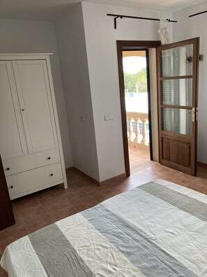 4 bedrooms, iron/ironing board, free WiFi, bed sheets - Majorcan style private house with 3 bedrooms, 2 bathrooms, 3 terraces, pool, BBQ (Can Picafort)