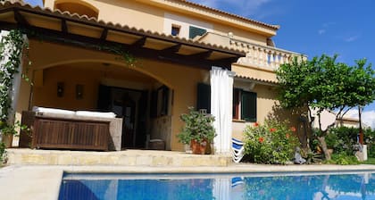 Casa de ensueño de estilo mallorquín: 3 habitaciones dobles, 2 baños, 3 terrazas, piscina, parrilla, ...
