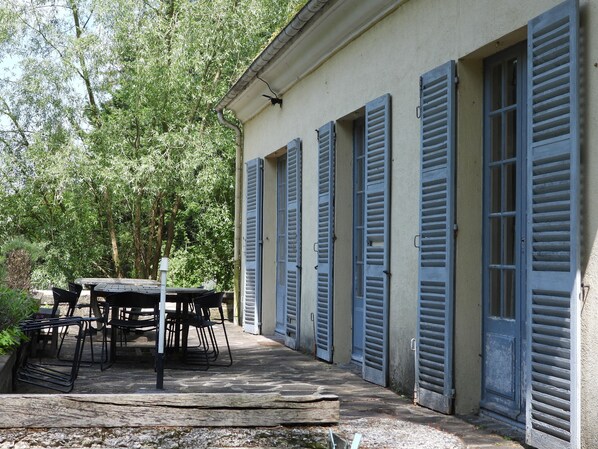 Outdoor dining - House nest in the forest, near castel Compiègne, Pierrefonds and Chantilly (Saint-Jean-aux-Bois)