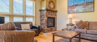 Private Home With A Beautiful Mountain Vista - Woods24 by RedAwning