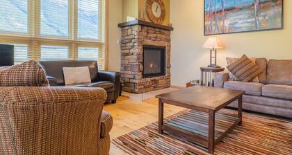 Private Home With A Beautiful Mountain Vista - Woods24 by RedAwning