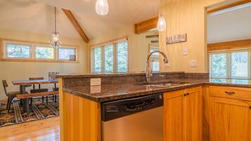 Townhome, 3 Bedrooms | Private kitchen | Fridge, oven, coffee/tea maker, toaster