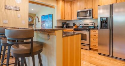 Private Home With A Beautiful Mountain Vista - Woods24 by RedAwning