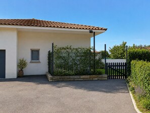 Ein eingeschossiges Gebäude mit Ziegeldach, einem kleinen Fenster und einer gepflasterten Auffahrt zu einem verschlossenen Eingang.
