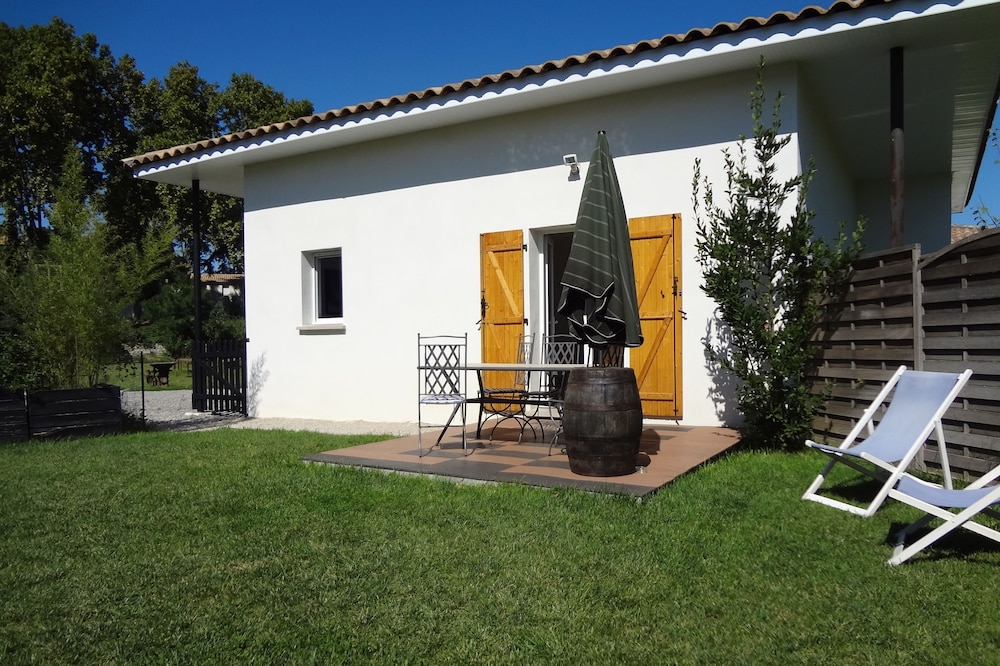 QUIET HOUSE WITH GARDEN AND PRIVATE PARKING IN GREAT PROPERTY