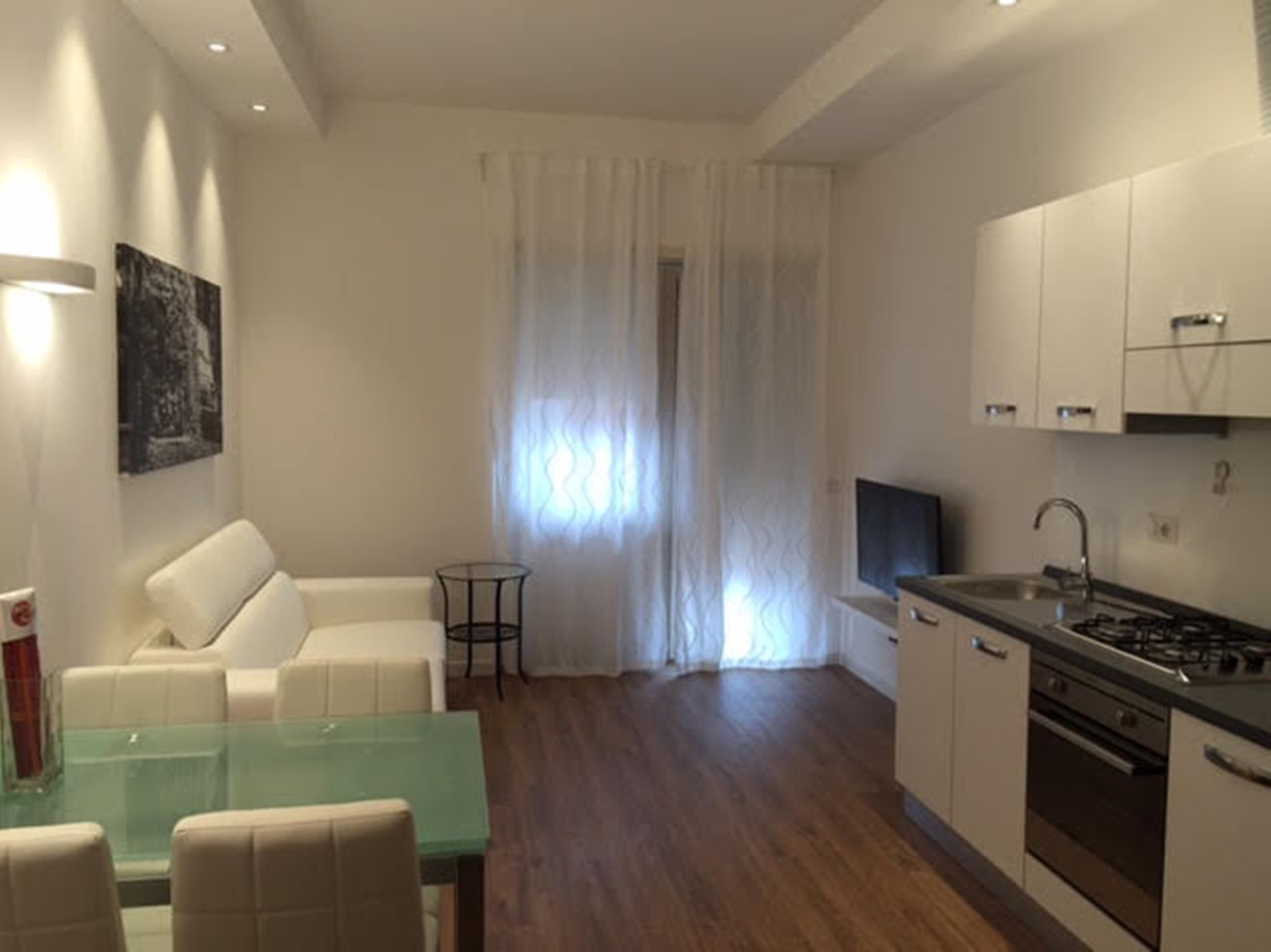 Um apartamento moderno com sala de estar, área de jantar e cozinha.