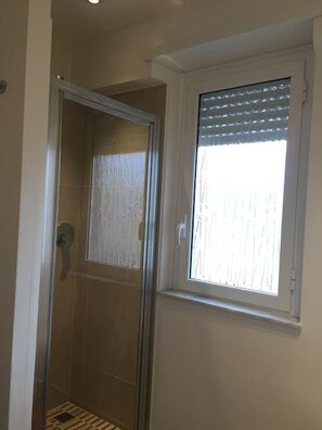 Douche, sèche-cheveux, bidet, serviettes fournies
