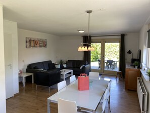 Televisión, reproductor de DVD, libros y estéreo 