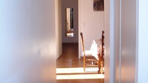 A hallway with a dining area at the end, featuring a table and chairs. - Apt T3 air-conditioned, on the 1st floor of a character residence in CAHORS  (Cahors)