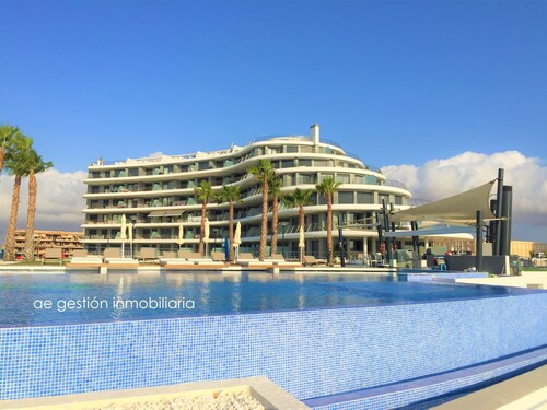 Exclusive apartment with frontal sea views (3 bedrooms / 2 bathrooms)