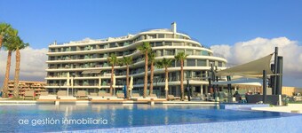 Exclusive apartment with frontal sea views (3 bedrooms / 2 bathrooms)