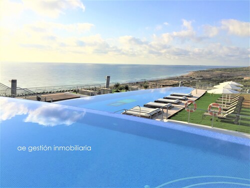 Exclusivo apartamento con vistas frontales al mar (3 habitaciones / 2 baños)