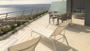 A balcony with a view of the sea, a table with chairs, and a sofa. - Exclusive apartment with frontal sea views (3 bedrooms / 2 bathrooms) (Arenales del Sol)