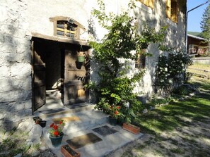 Exterior detail - Spacious renovated apartment in an old sheepfold - "Coup de Cœur" guaranteed (Vars)