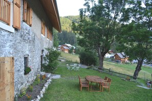 Outdoor dining - Spacious renovated apartment in an old sheepfold - "Coup de Cœur" guaranteed (Vars)
