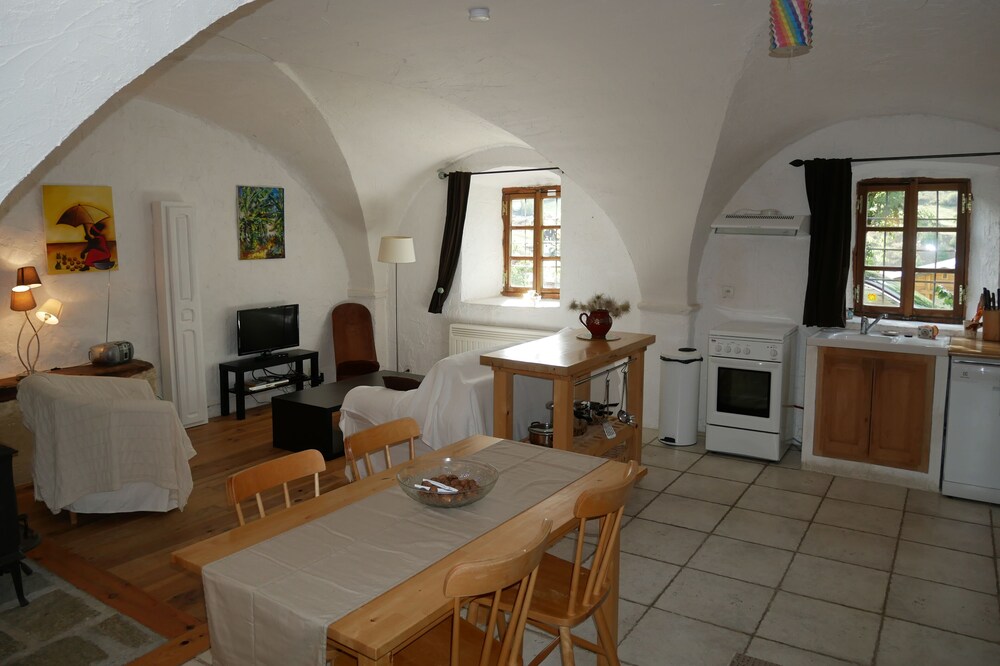 Spacious renovated apartment in an old sheepfold. Nice village
