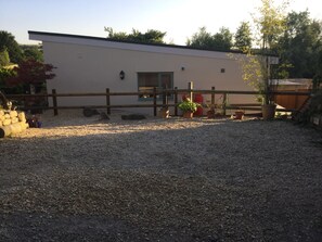 Property grounds - Mill Lane Cottage, a pretty cottage in beautiful countryside, 4 miles from Bath. (Bath)