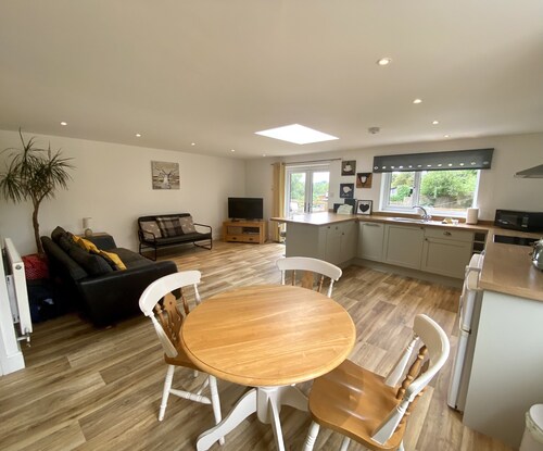 Mill Lane Cottage, a pretty cottage in beautiful countryside, 4 miles from Bath.