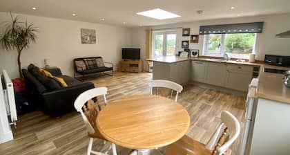 Mill Lane Cottage, a pretty cottage in beautiful countryside, 4 miles from Bath.