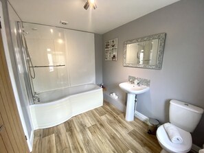 Sèche-cheveux, serviettes fournies