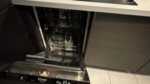 Una cocina equipada con lavavajillas y estufa.