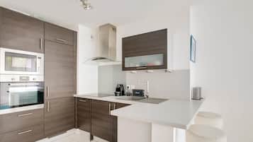 Jääkaappi, mikroaaltouuni, uuni, liesi