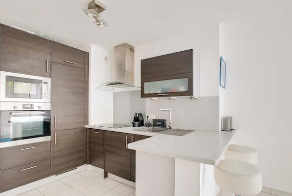 Een koelkast, een microgolfoven, een oven, een kookplaat