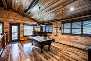 Game room - Ridge View, Hot Tub & Jacuzzi Tub, Steam Spa, Wood Outdoor Fireplace, Sleeps 6 (Broken Bow)
