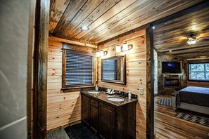2 bedrooms, iron/ironing board, free WiFi, bed sheets - Ridge View, Hot Tub & Jacuzzi Tub, Steam Spa, Wood Outdoor Fireplace, Sleeps 6 (Broken Bow)