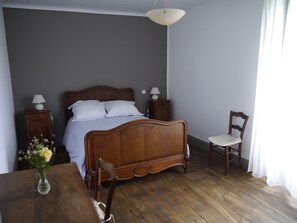 4 habitaciones, escritorio y tabla de planchar con plancha 