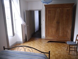 4 chambres, bureau, fer et planche à repasser, lit de bébé portatif