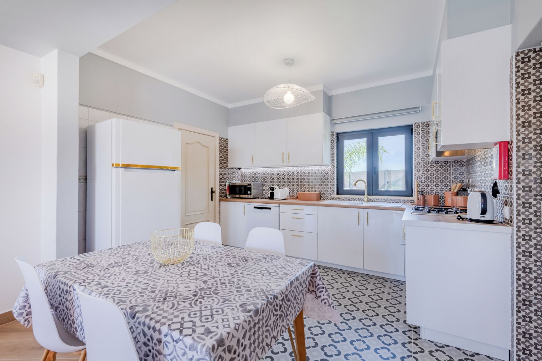 Een koelkast, een microgolfoven, een oven, een kookplaat