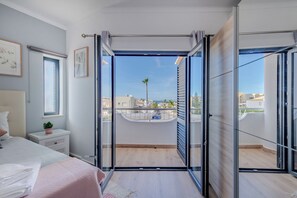 4 bedrooms, iron/ironing board, travel crib, free WiFi