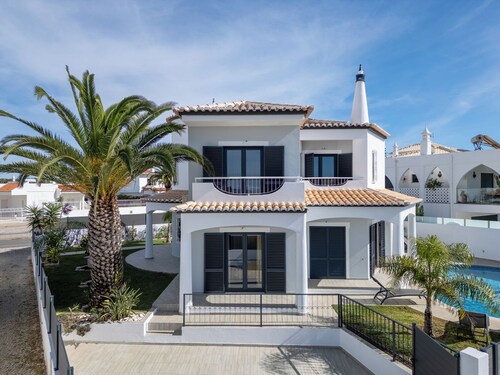 4-bedroom villa with garden and pool