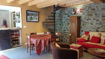 Een televisie en boeken