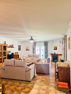 TV connectée, cheminée, table de tennis de table, livres