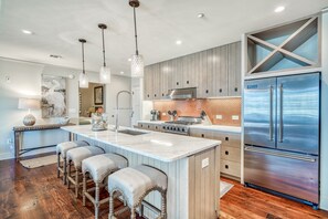 Køleskab, mikrobølgeovn, ovn, kaffe-/temaskine