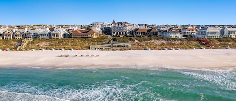Una spiaggia nelle vicinanze