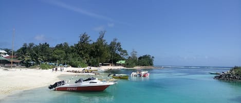 Una spiaggia nelle vicinanze