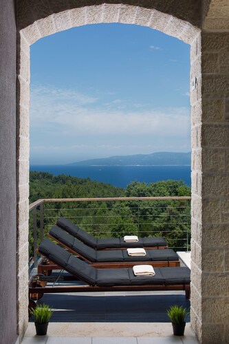 Exclusive 5* Villa with stunning views and heated pool