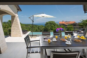Outdoor dining - Exclusive 5* Villa with stunning views and heated pool (Labin)