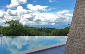 Alberca al aire libre y alberca climatizada