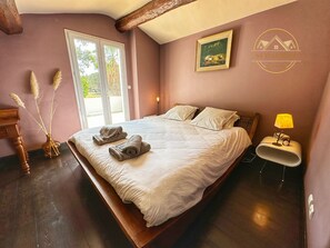 5 makuuhuonetta, työpöytä, vauvan matkasänky, Wi-Fi