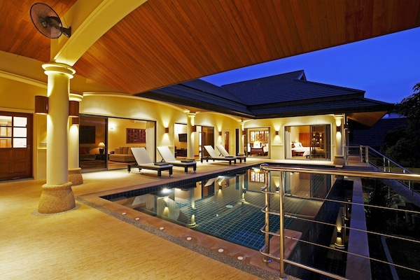 Swimmingpool-Bereich mit Schlafzimmern zum Pool