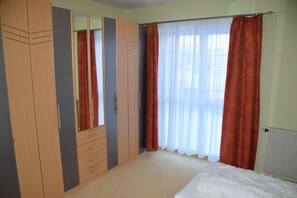 1 Schlafzimmer, Schreibtisch, WLAN, Bettwäsche