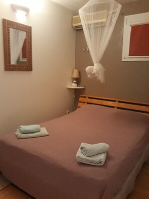 1 chambre, fer et planche à repasser, lit de bébé portatif