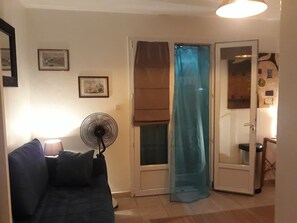 Télévision, lecteur de DVD, livres